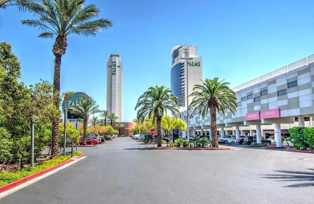 Luxury Suites At Palms Place-1